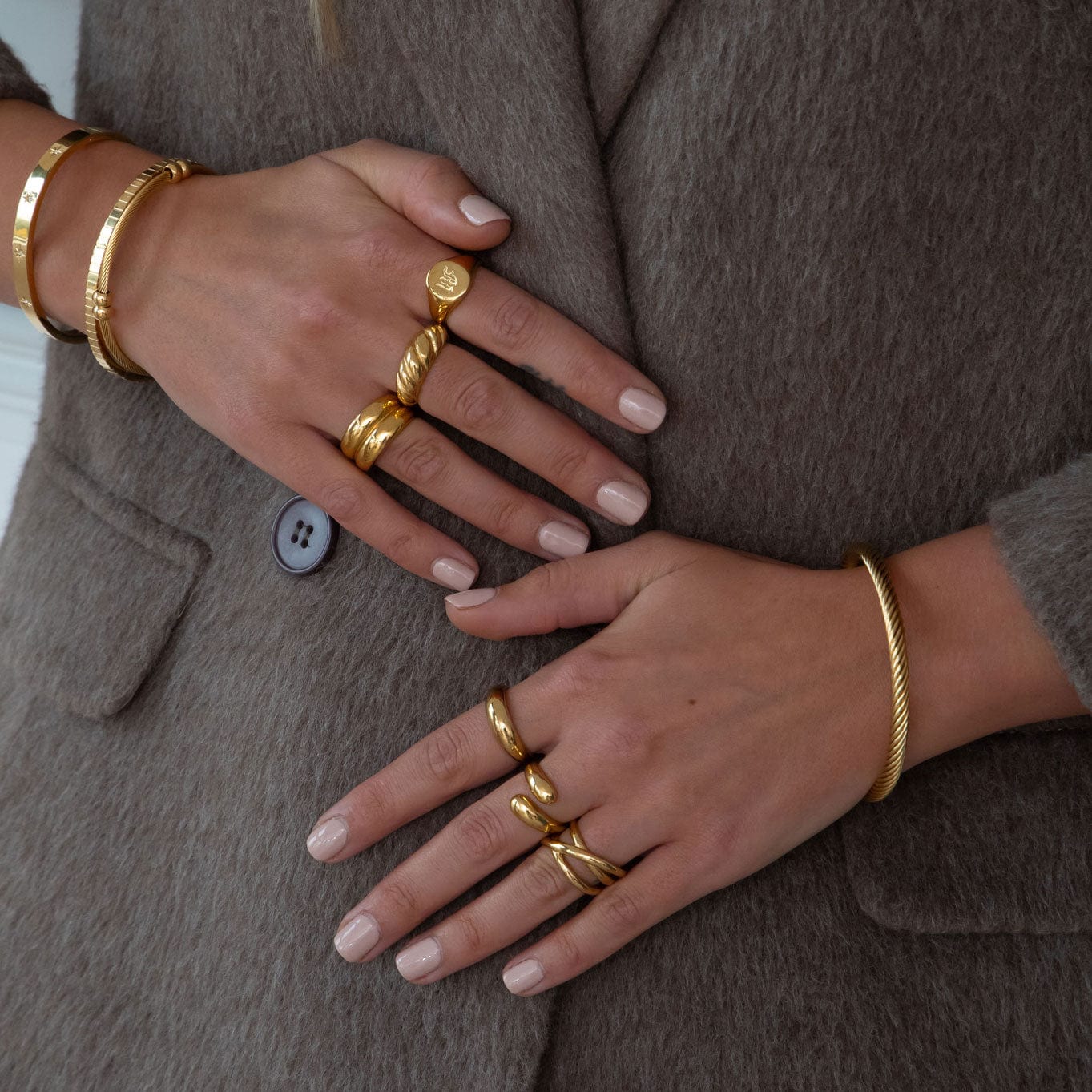 Dolce Initial Signet Ring Gold - Image 4