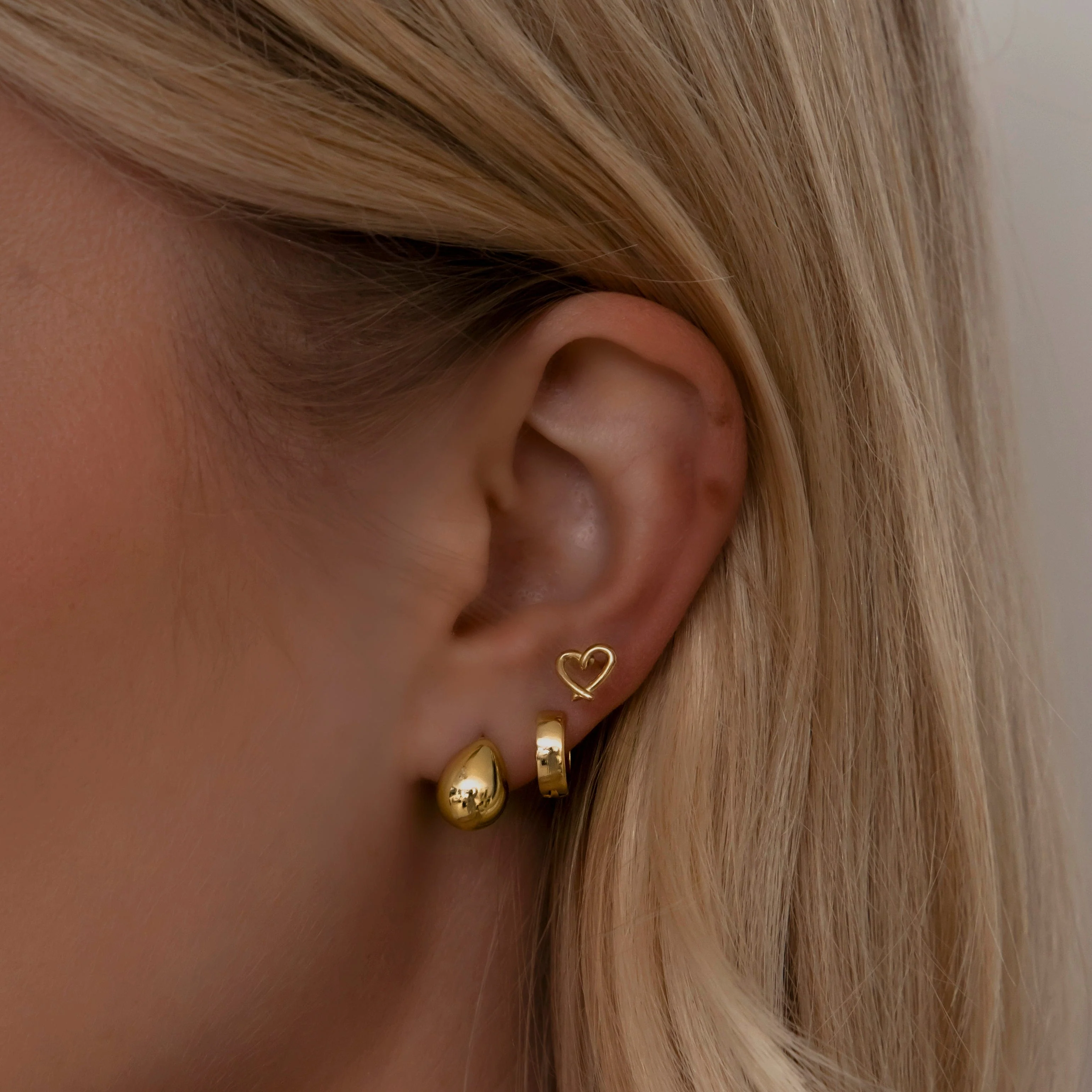 Larsa Stud Earrings - Image 5